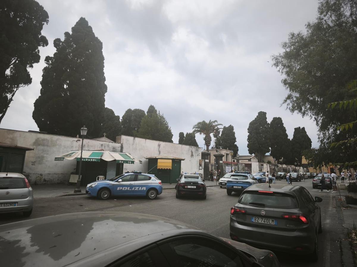 Napoli, spara e ferisce l'ex moglie al cimitero: 71enne arrestato - 