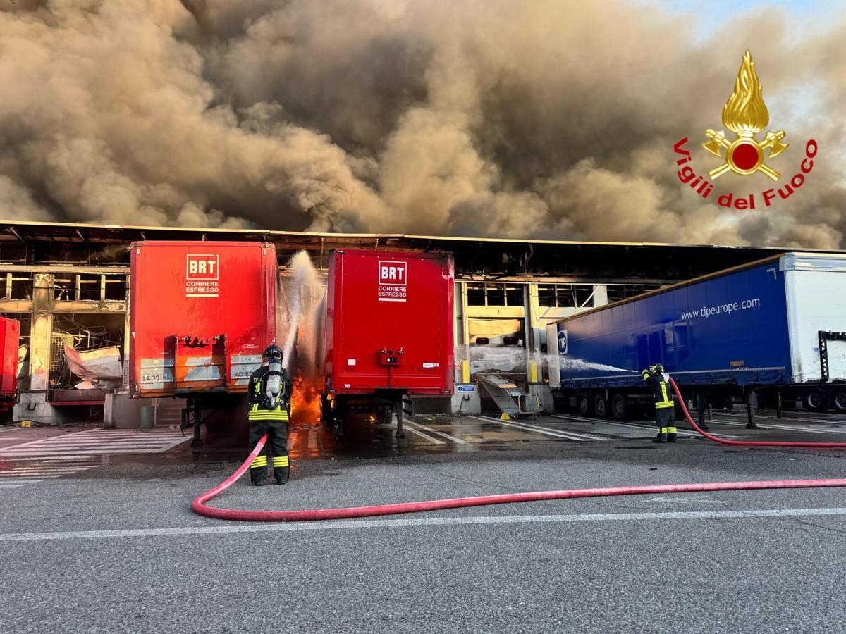 Milano, incendio nel capannone e esplodono furgoni: città 'avvolta' dal fumo - Video - 