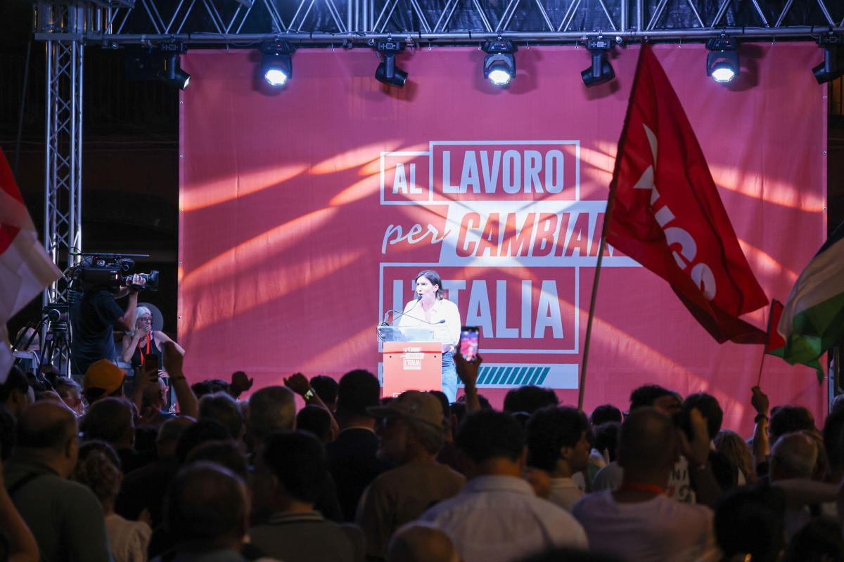 Centrosinistra, leader a Napoli lanciano volata 'anti Meloni'. Contestatori interrompono comizio - 