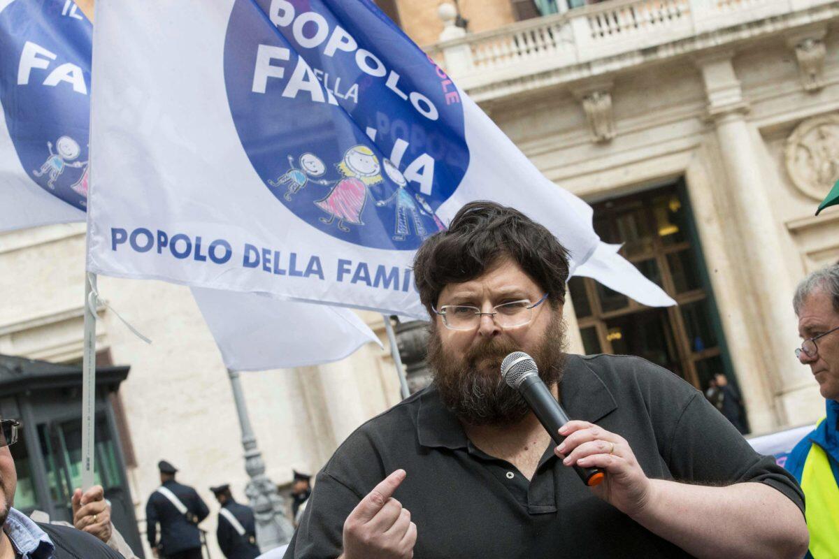 «Mi ha portato via i risparmi»: la denuncia di una vittima contro Mario Adinolfi, lui agli arresti domiciliari - 