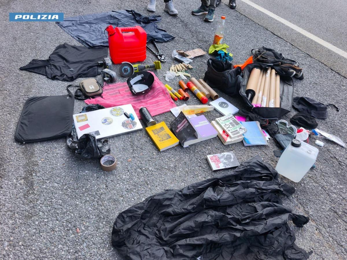 Andavano al Festival dell'Alta Felicità con fumogeni, petardi, caschi e benzina: tre francesi allontanati dall'Italia - 