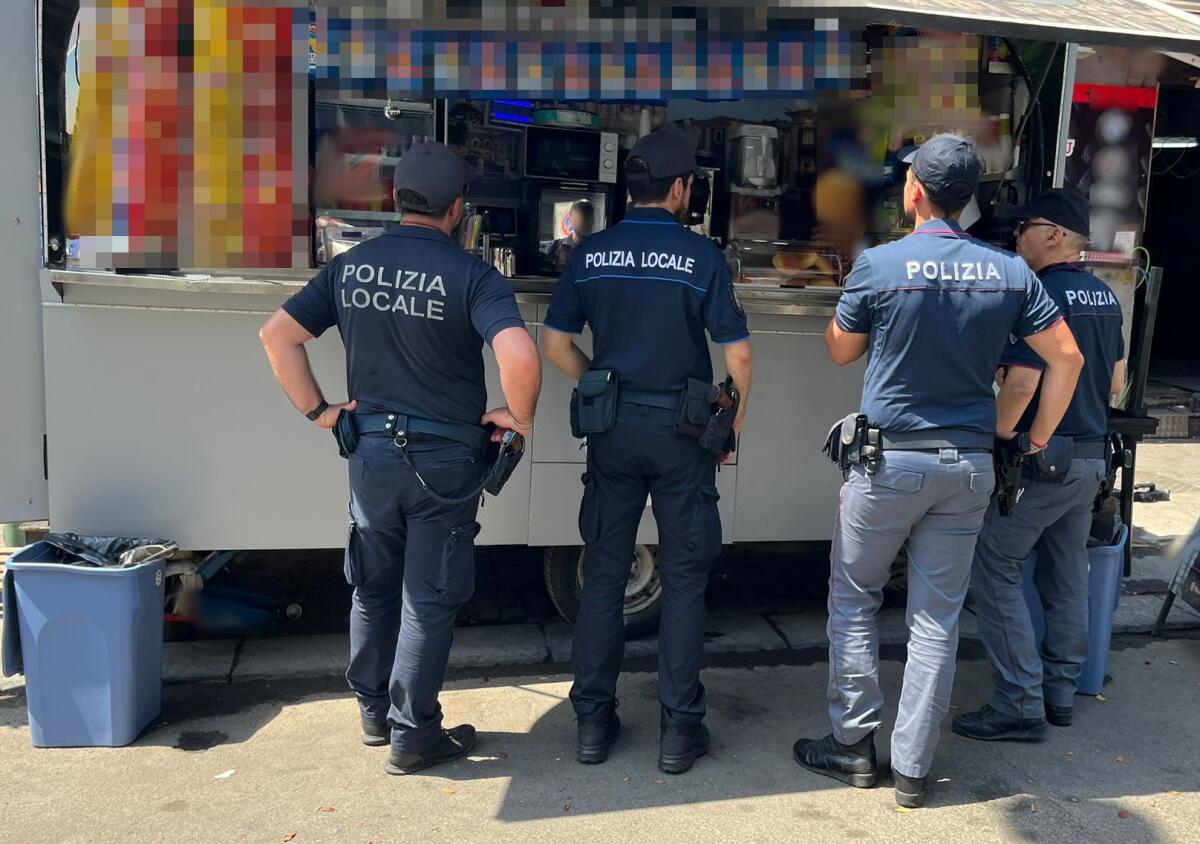Catania: controlli a San Cristoforo e San Berillo, sanzionato chiosco e sequestri di merce abusiva - 