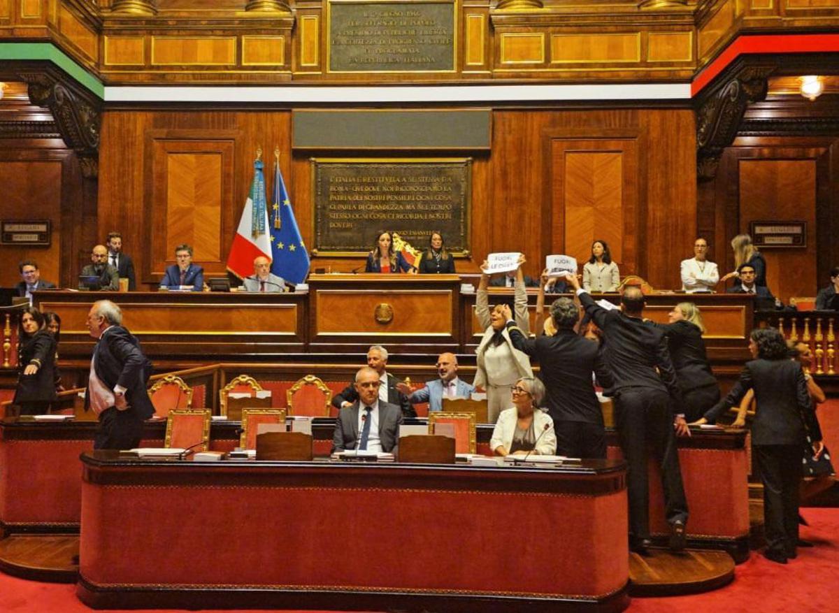 Caso Delmastro, Giunta Camera dice no a richiesta Procura sulle chat. M5S occupa banchi del governo in Senato - 