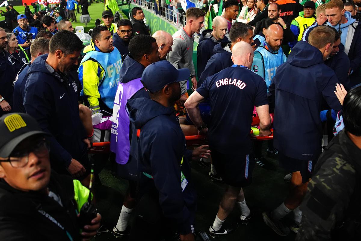 Messico-Inghilterra 2-3, Henderson cade dopo il match: infortunio al polso e corsa in ospedale - 