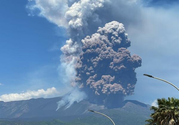 Eruzione dell'Etna: aeroporto di Catania chiuso per cenere, voli bloccati fino alle 12
