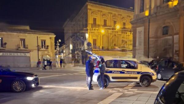 Caltanissetta, controlli notturni: la Polizia Locale applica «tolleranza zero» sulla guida in stato di ebbrezza