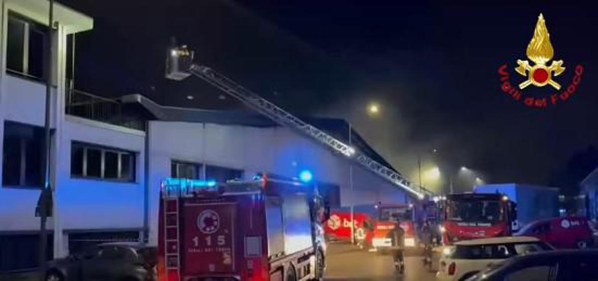 Milano, spento incendio a deposito Bartolini. Vigili del fuoco: "Nessun ferito" - 
