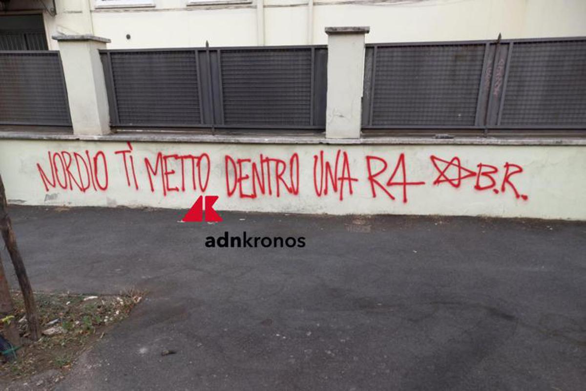 "Nordio ti metto dentro una R4", scritta choc firmata Br a Roma. Potenziata la scorta al ministro e massima allerta - 