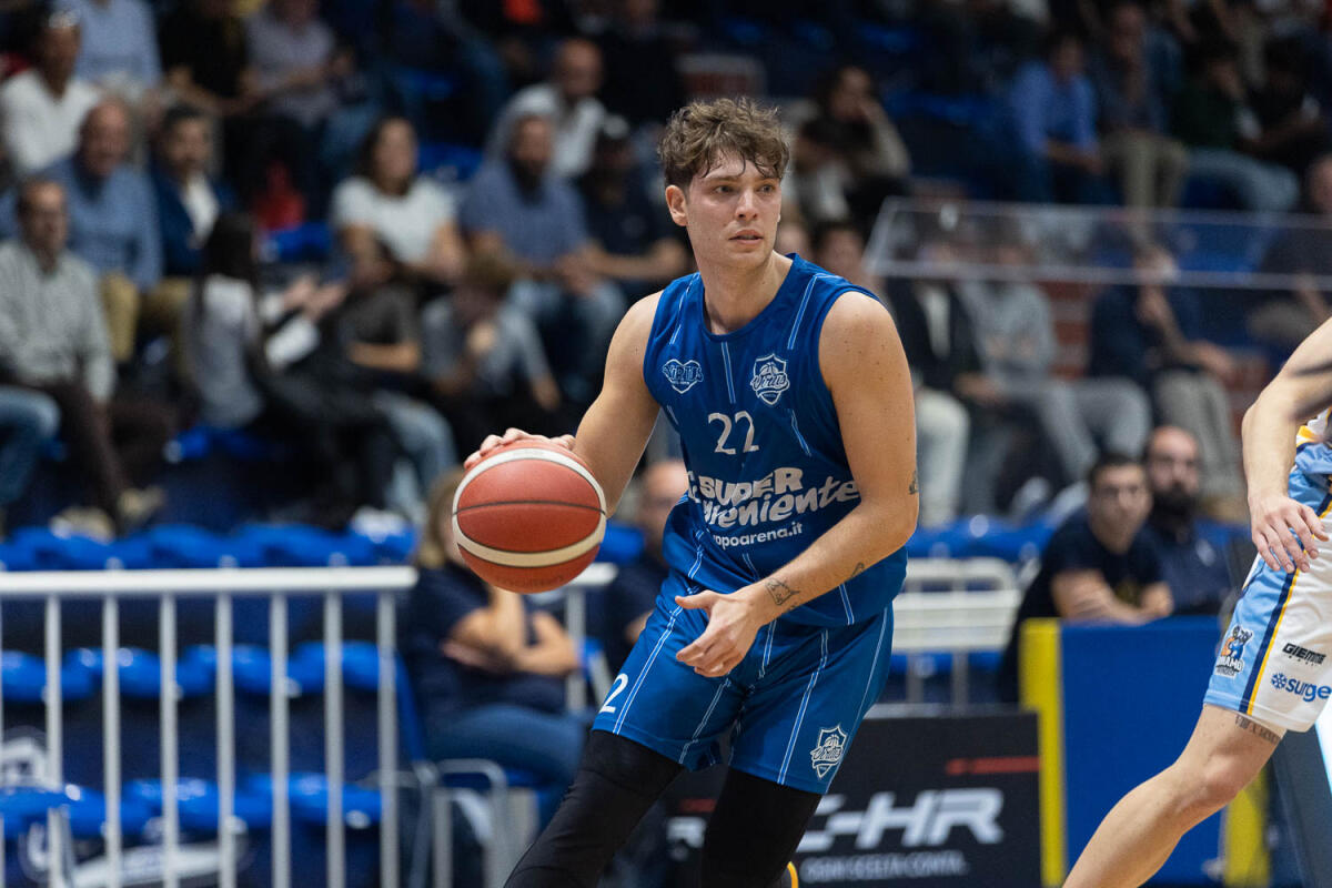 Tommy Lanzi confermato alla Virtus Ragusa: il play resta fino al 2026/27 - 