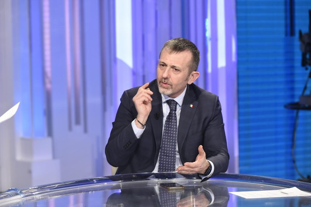 Scontro a Montecitorio: Fontana blocca l'accesso alle chat su Delmastro, opposizioni insorgono - 