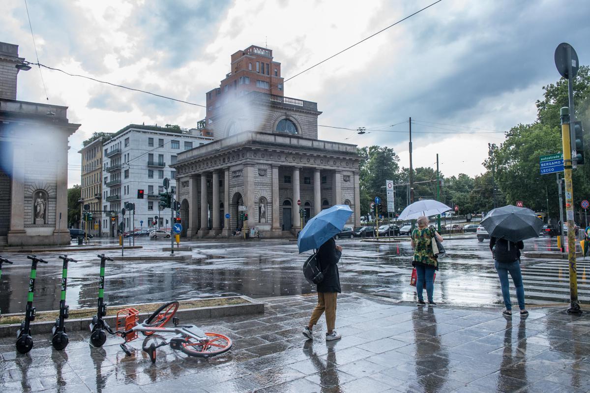 Meteo, caldo e temporali estremi: cosa fare (e cosa no) per evitare rischi - 