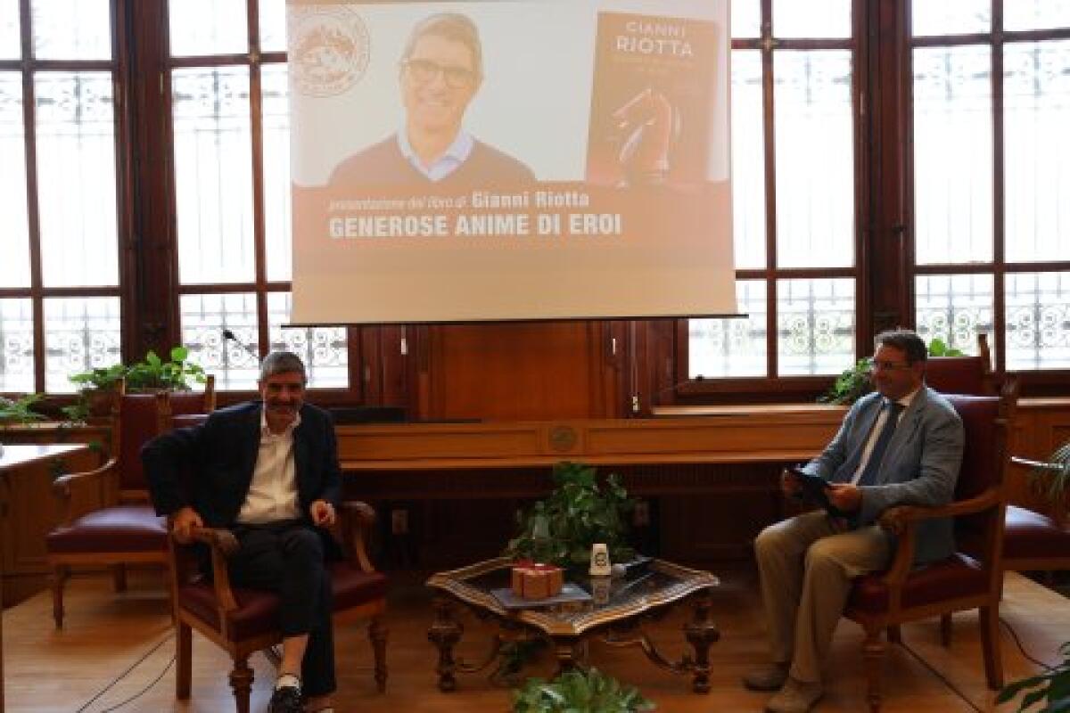 Gianni Riotta presenta 'Generose Anime di Eroi' all'Accademia Peloritana: thriller su AI, disinformazione e ordine mondiale - 