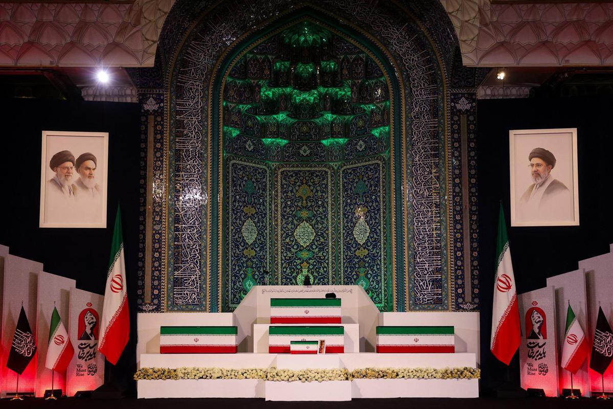 Iran, la bara di Khamenei esposta nella Grande Moschea: funerali da domani - 