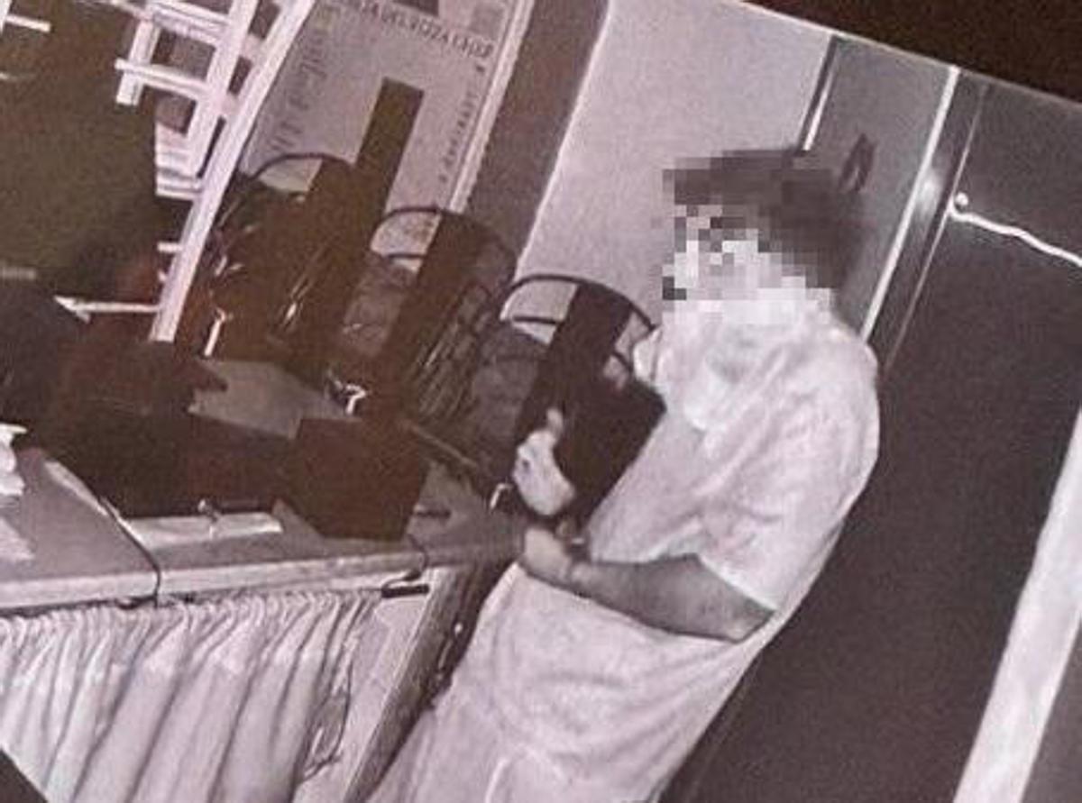 Furto notturno in una pizzeria, il proprietario condivide sui social la foto del ladro - 