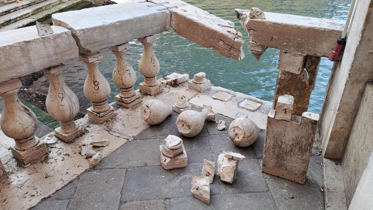 Venezia, via al restauro finale balaustra Ponte di Rialto: fu danneggiata da barcone rubato - 