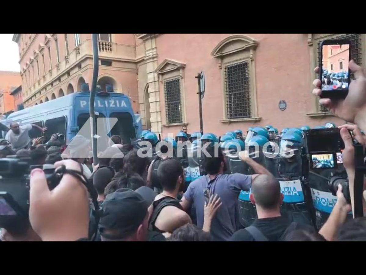 Bologna in piazza per Fakir, scontri manifestanti-agenti e idranti sulla folla - Video