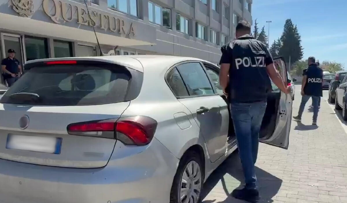 Blitz a San Giovanni Galermo: pusher bloccati in ascensore, sequestrate cocaina, crack e marijuana - 
