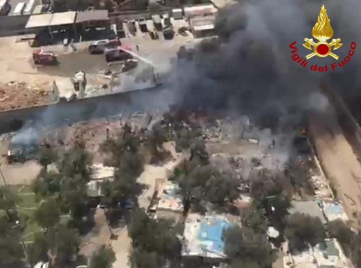 Bari, vasto incendio al campo rom: baracche distrutte, 80 evacuati - 