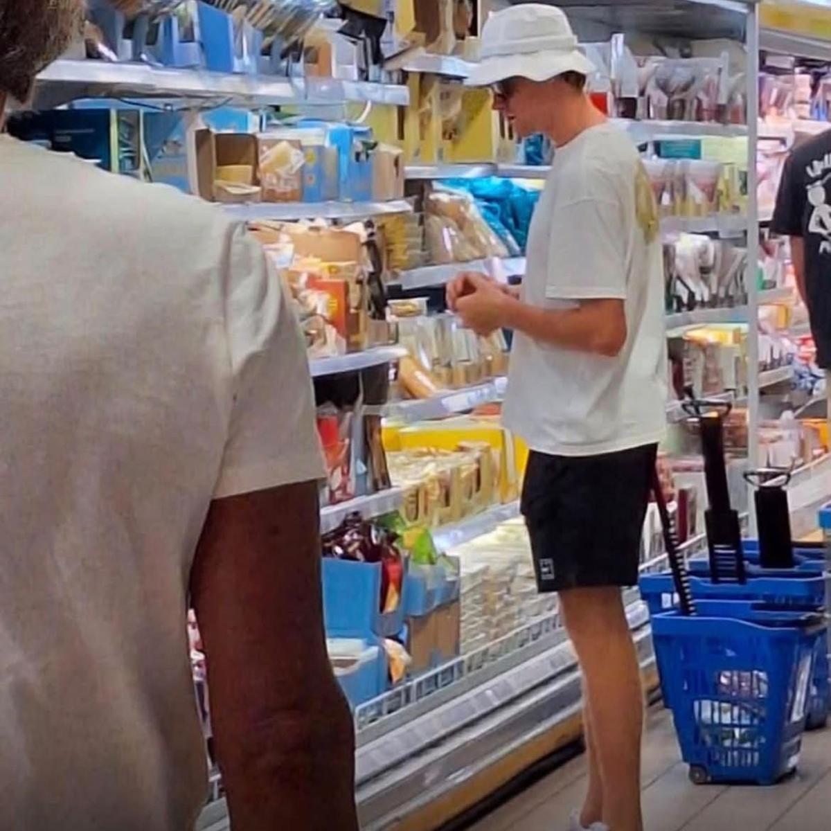 Dopo il trionfo a Wimbledon Sinner si rilassa in Sardegna e fa la spesa al discount - 