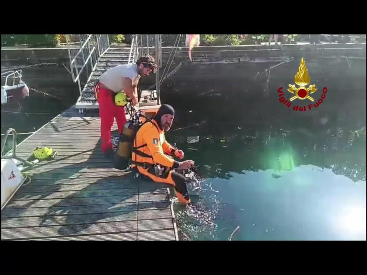 Trieste, ubriachi al volante sbagliano marcia e finiscono con l'auto in mare - Video - 