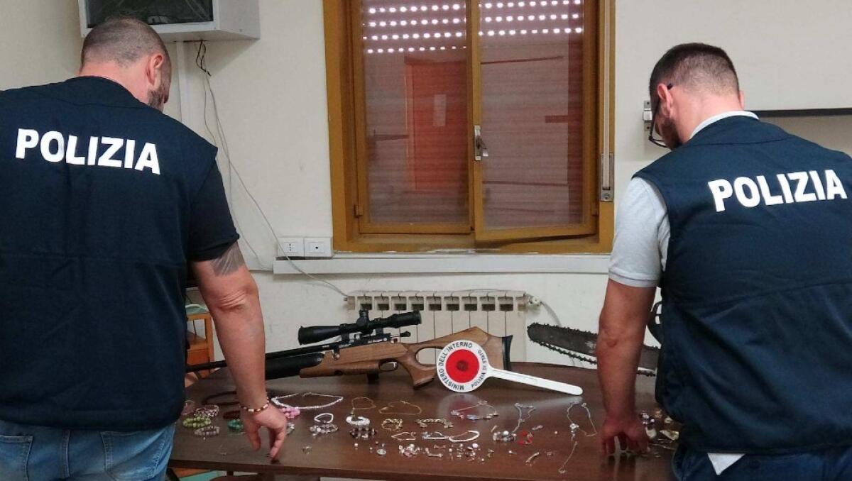 Niscemi: tre denunciati per ricettazione, sequestrati monili in oro, una carabina e una motosega - 