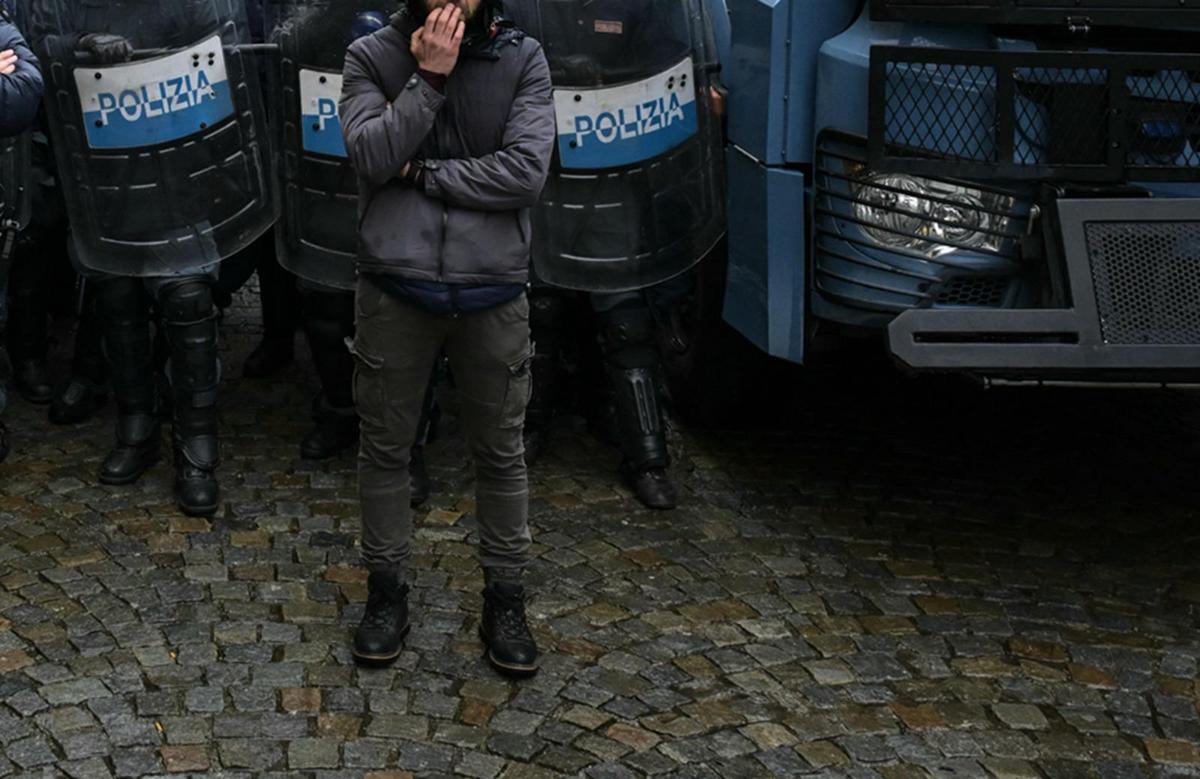 Tifoso ferito in scontri derby Torino, Procura: "Chiesti domiciliari per agente, lacrimogeno lanciato in modo non conforme" - 