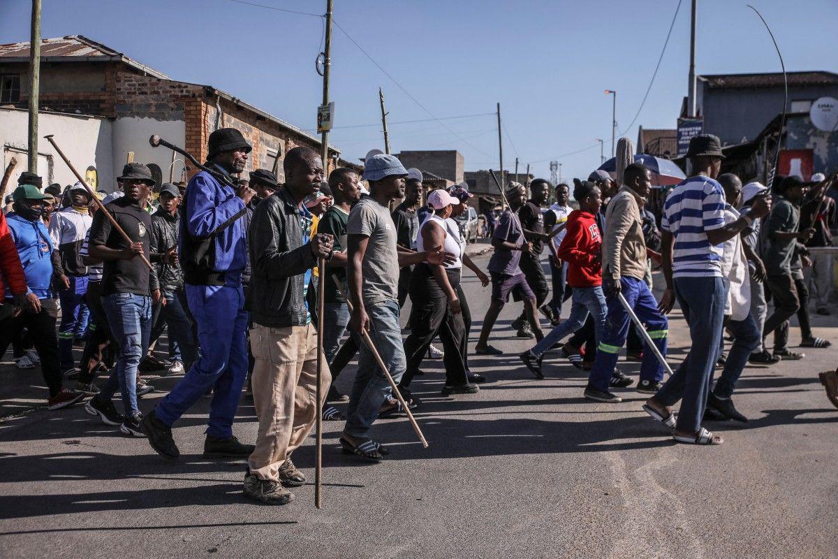 Sudafrica, proteste anti migranti: ronde manifestanti tra le case per cercare irregolari - 