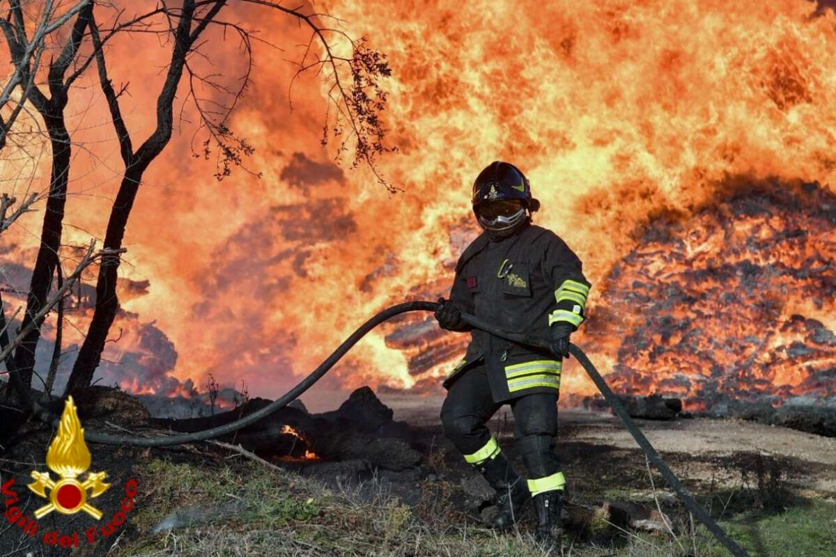 Incendi in Sicilia: oltre 1.000 interventi, un vigile del fuoco morto a Caltanissetta e vaste evacuazioni - 