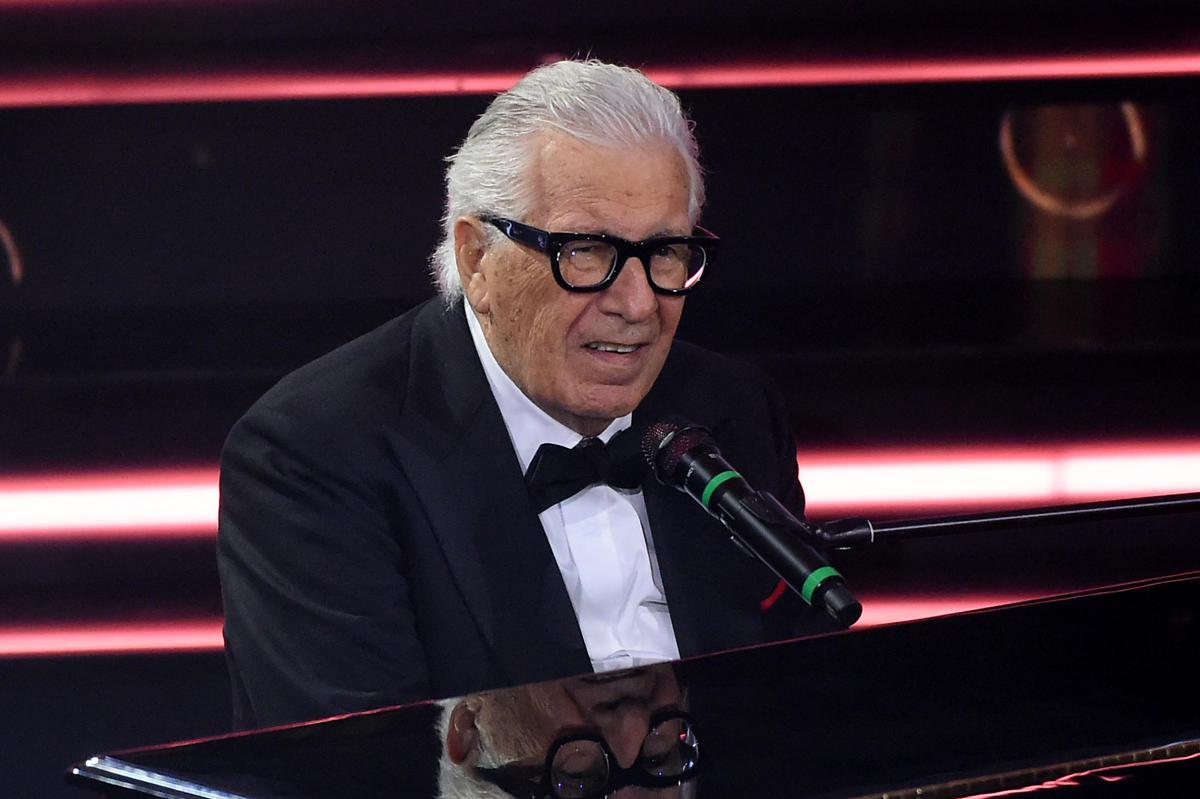 Addio a Peppino di Capri, oggi l'ultimo saluto alla voce di 'Champagne': i funerali sull'isola - 