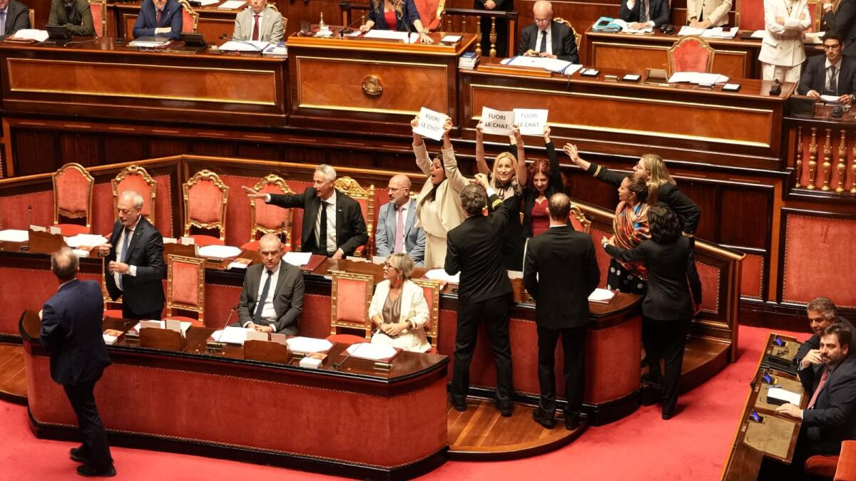 Bagarre al Senato: Giunta nega accesso alle chat di Delmastro, M5S occupa i banchi del governo - 