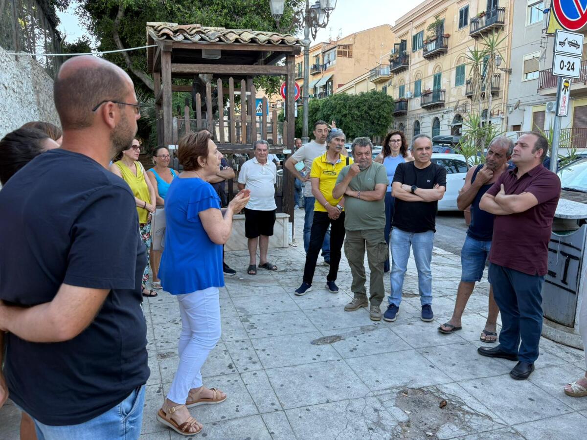 Arenella, sit-in per la raccolta differenziata: residenti e consiglieri denunciano ritardi, discariche e carenza di controlli - 