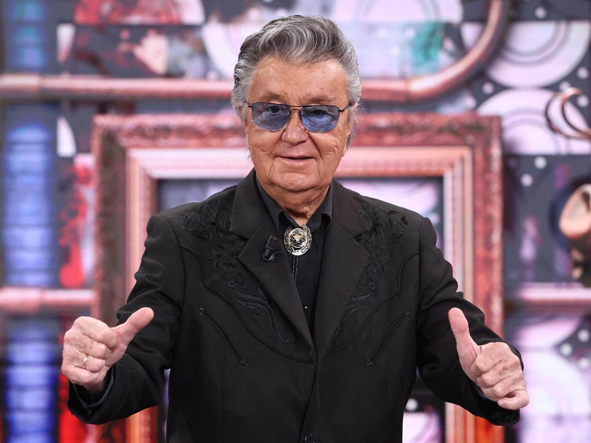 Bobby Solo annulla il concerto a Castiglione del Lago per la "presenza dei chironomidi". Cosa è successo - 