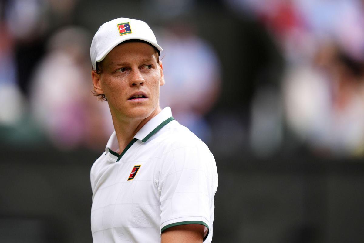 Sinner fa doppio fallo e se la prende con il pubblico: nervosismo a Wimbledon - 