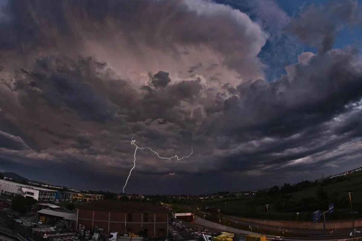Maltempo insiste sul Nord, scatta allerta gialla per temporali in 4 regioni - 