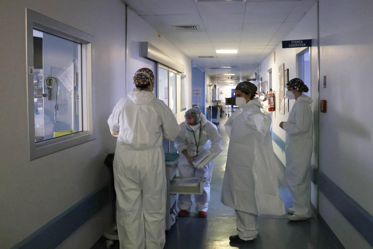 Covid, medici radiati vengono reintegrati. Burioni e Bassetti: "Vergogna" - 