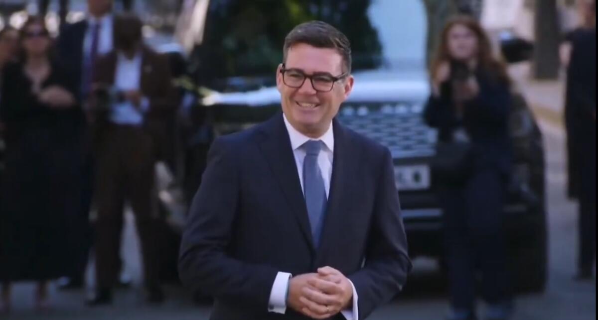 Meloni, prima telefonata con il nuovo premier britannico Burnham: «Continuiamo a sostenere l'Ucraina» - 