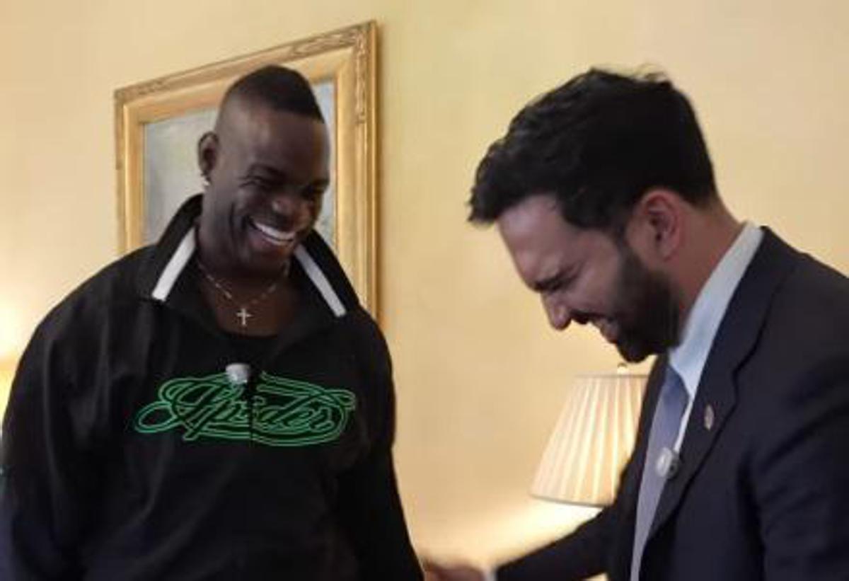 Balotelli a New York dal sindaco Mamdani, stretta di mano e maglia del Ghana in dono - 