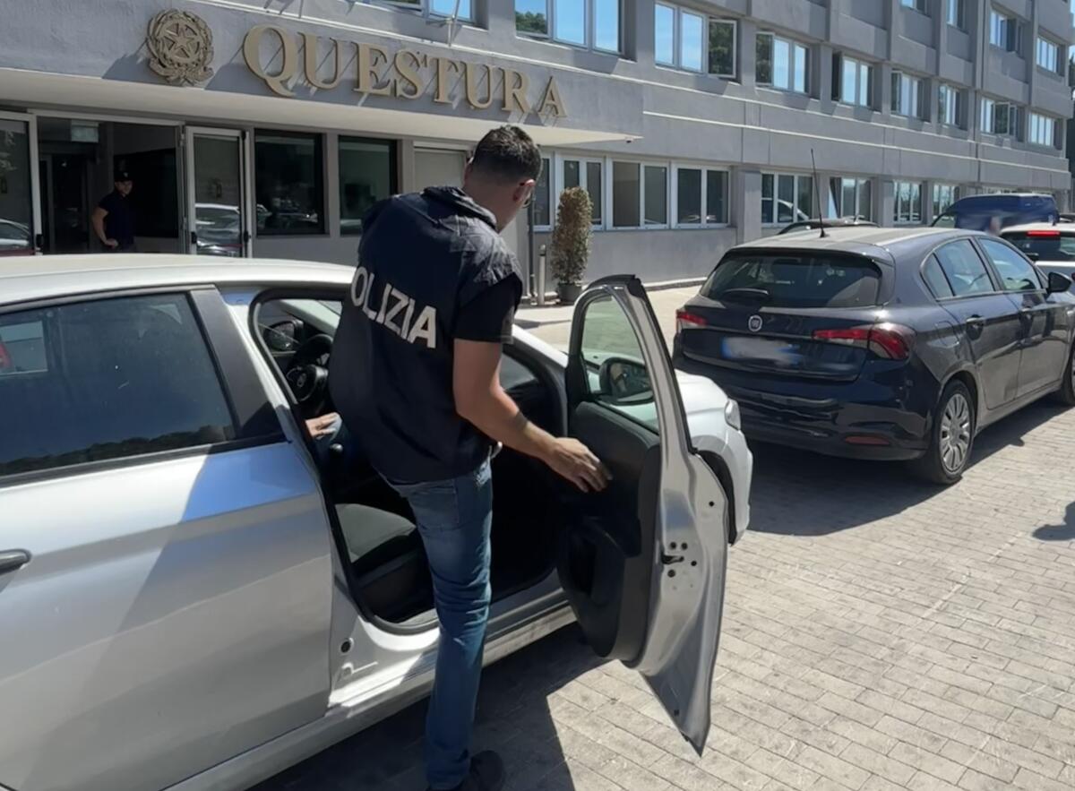 Catania, arrestato rider della droga in via Plebiscito: 19enne trovato con hashish, marijuana e 440€ - 
