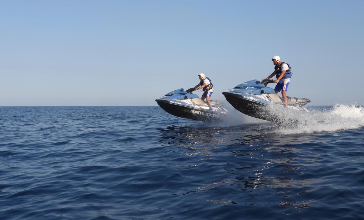 Esercitazione di soccorso in mare ad Acitrezza: moto d'acqua, elicottero e sommozzatori coordinati - 