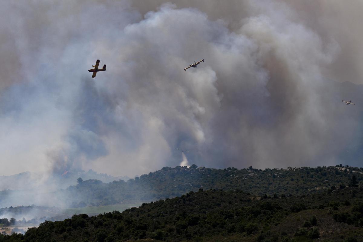 Incendi in Europa, emergenza in Francia e in Spagna: nei Pirenei bruciati 1.500 ettari - 