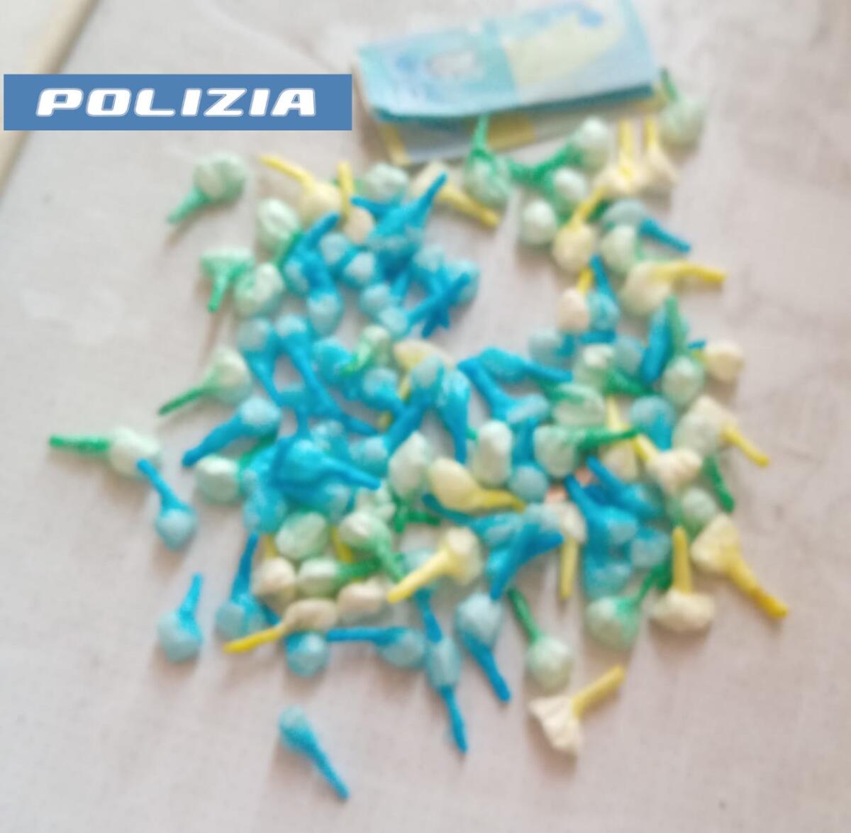 Minorenne gestiva un 'drive-in' della droga a Catania: arrestato con cocaina e crack - 