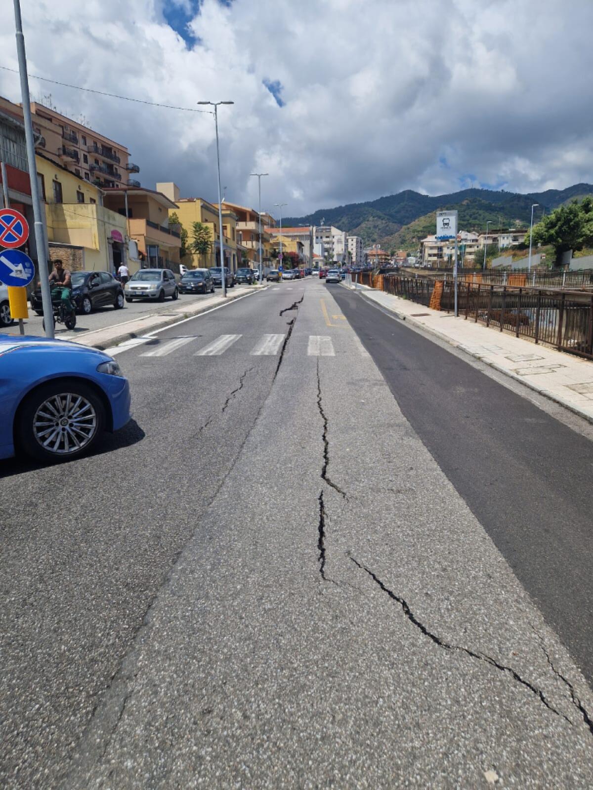 Cedimento del manto stradale sul viale Annunziata: sopralluogo e misure di sicurezza - 