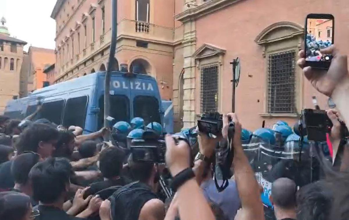 Morto ammanettato a Bologna, coro "assassini" e tensioni tra agenti e corteo: polizia usa idranti e lacrimogeni - 