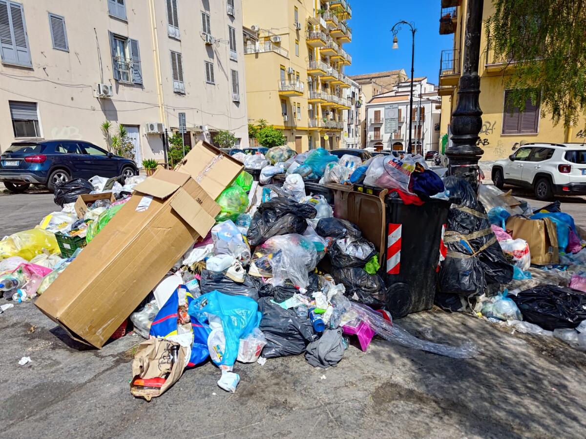 Palermo, Albergheria sommersa dai rifiuti: Randazzo (M5S) denuncia il fallimento del porta a porta - 