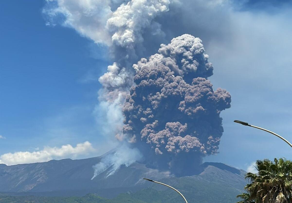 Eruzione dell'Etna: aeroporto di Catania chiuso per cenere, voli bloccati fino alle 12 - 