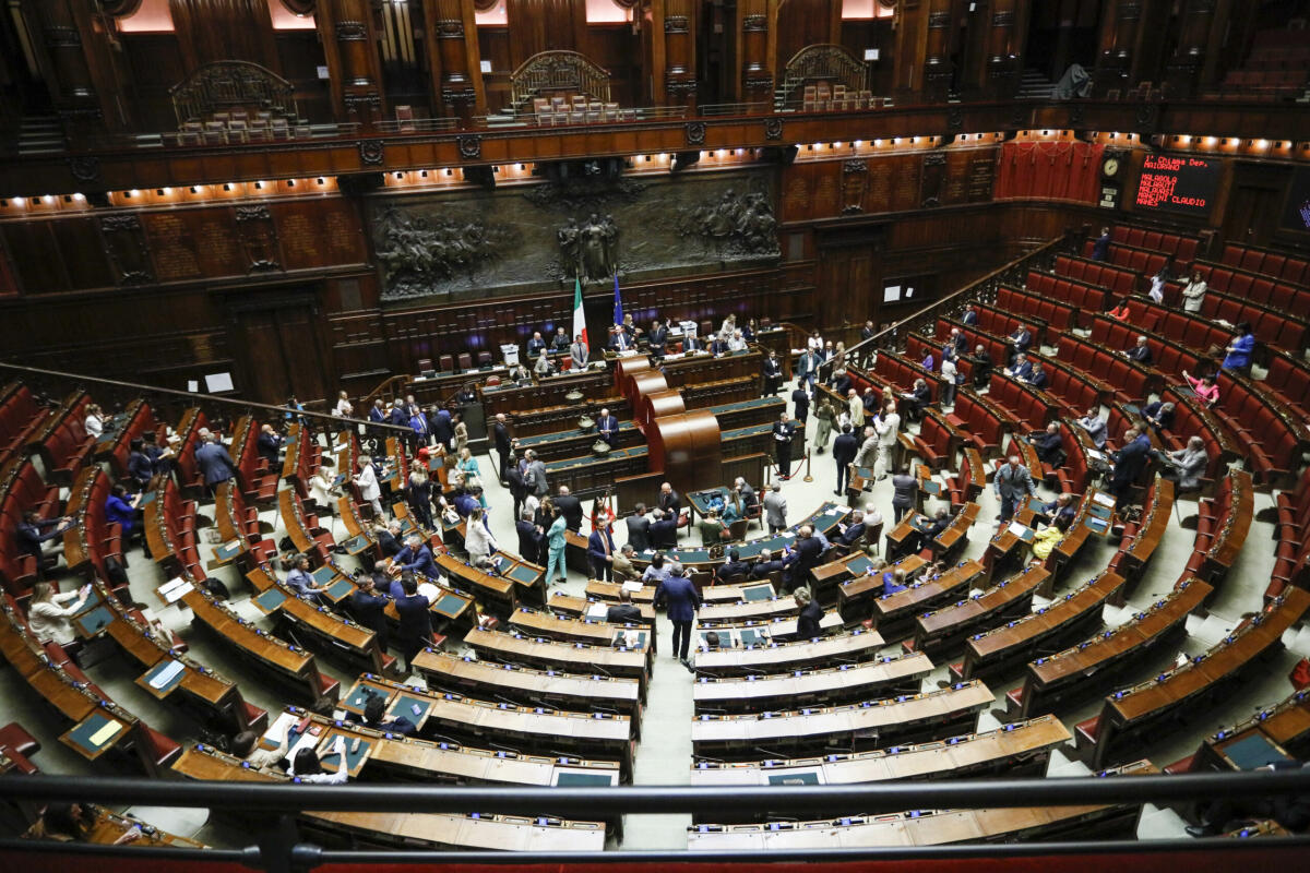 Legge elettorale: alla Camera 30 «franchi tiratori», caccia ai responsabili nella maggioranza - 