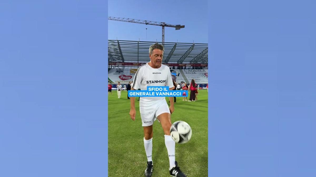 Renzi campione di palleggi lancia la sfida sportiva a Vannacci: "Ma non a calcio..." - 