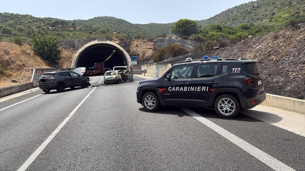 Scontro con due auto in fiamme nel Cagliaritano, due morti e diversi feriti - 