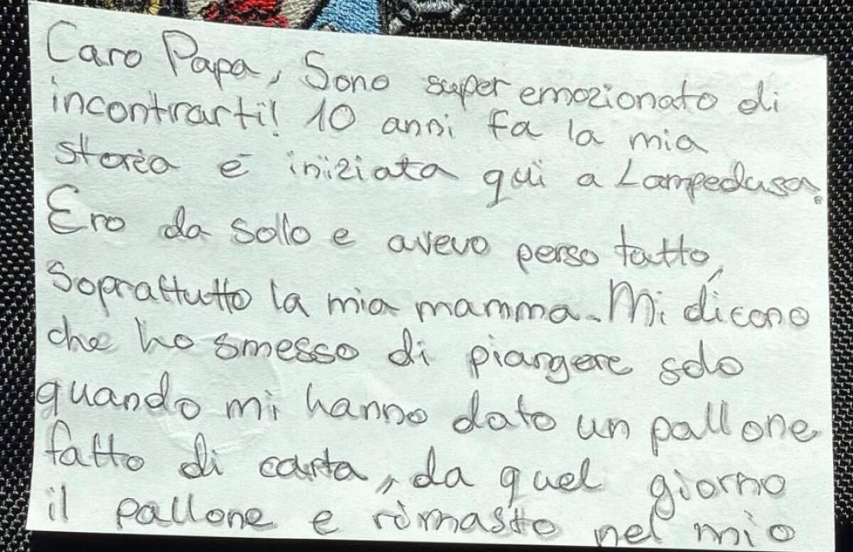 A Lampedusa un bambino migrante regala al Papa la sua «palla di carta» e una lettera - 