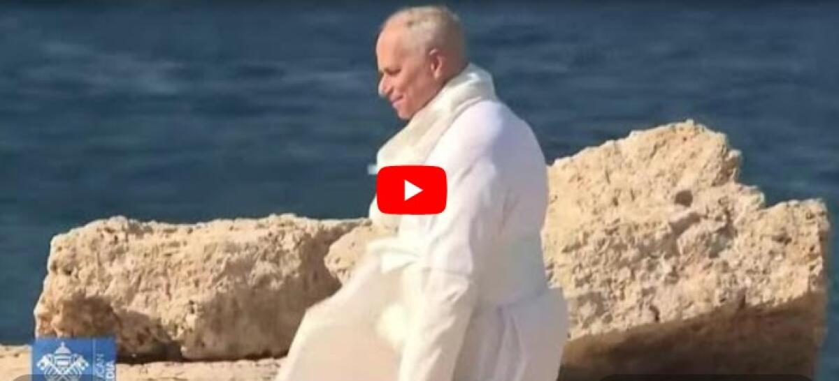 A Lampedusa il vento porta via la papalina di Papa Leone XIV durante la preghiera alla Porta d’Europa - 